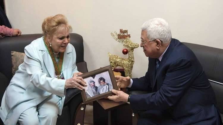 الرئيس الفلسطيني يقلد الفنانة نادية لطفي وسام "القدس