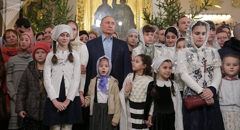 بالفيديو: بوتين يحضر قداس عيد الميلاد في سان بطرسبورغ