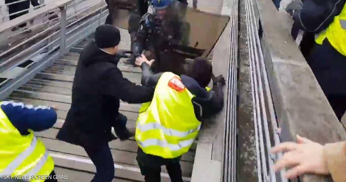 بعد العلقة الساخنة للشرطة.. فرنسا تكشف هوية المتظاهر الملاكم