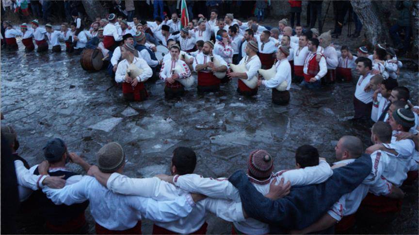 موروث بلغاري.. الدبكة في نهر متجمد