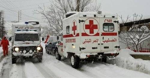 وسط استمرار العاصفة والثلوج... عملية ولادة داخل سيارة إسعاف