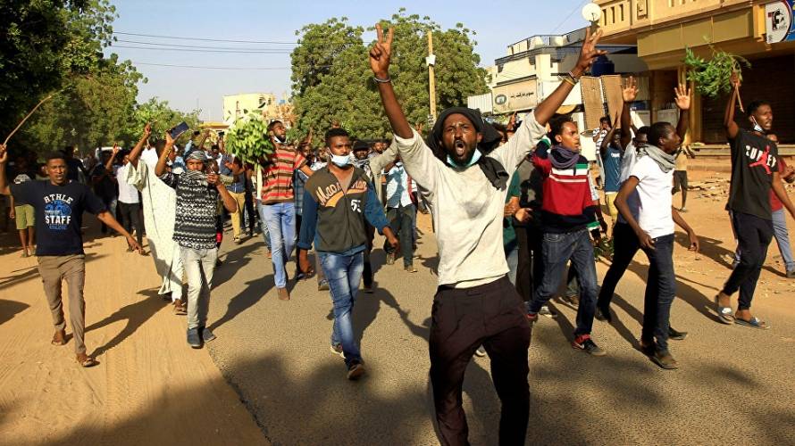 السودان: موكب التنحي الثالث والبشير يستبق بتعديلات حكومية