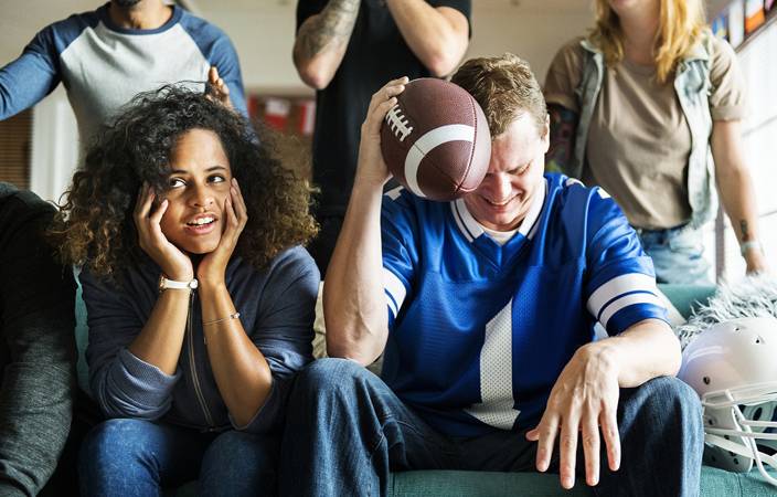 لا تحبين أصدقاء شريكك.. 6 طرق للتعامل مع الأمر