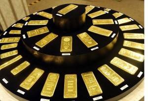 الذهب يتراجع بفعل قوة الدولار والأنظار على أزمة اليونان