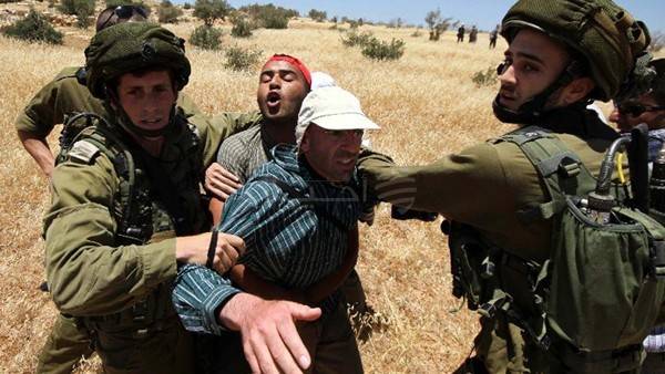 تلفزيون-لقطات لجنود إسرائيليين يعتدون بالضرب على فلسطيني أعزل خلال احتجاج