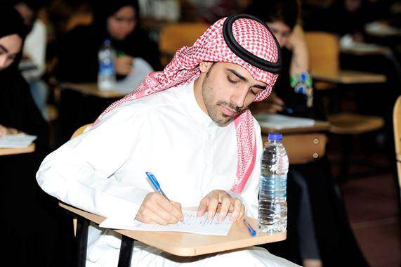 جامعة البحرين تحث طلبتها على شرب كميات كافية من الماء