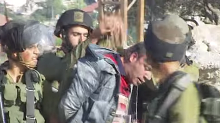بالفيديو.. جنود إسرائيليون يعتدون بالضرب المبرح على فلسطيني