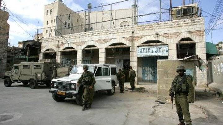اسرائيل تسمح بفتح محلات تجارية في الخليل بعد اغلاق استمر 15 عاما