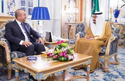 العاهل السعودي يبحث مع وزير الخارجية التركي الأحداث في سوريا