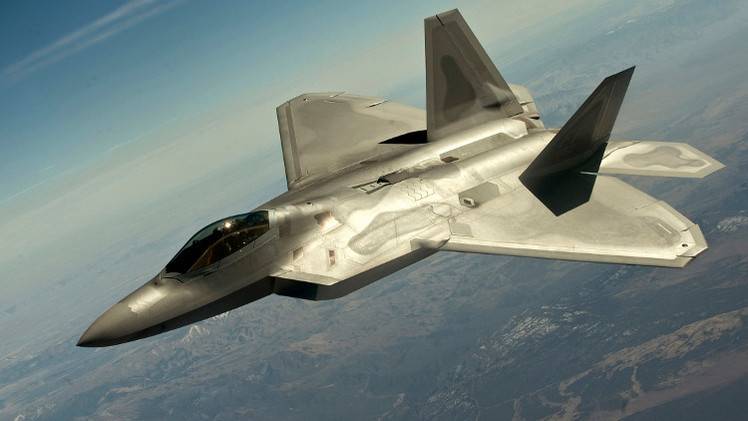واشنطن تدرس إرسال مقاتلات "F-22" إلى أوروبا  وموسكو تحذر من إطلاق سباق تسلح جديد
