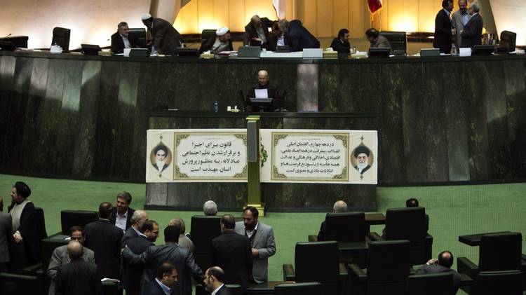 البرلمان الإيراني يصادق على قانون يمنع دخول المفتشين إلى المواقع العسكرية