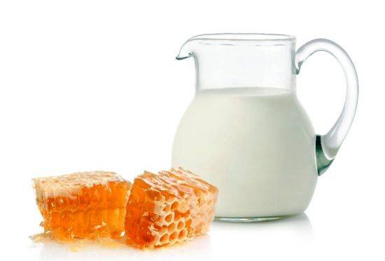 الحليب والعسل مزيج لذيذ بفوائد صحية مميزة