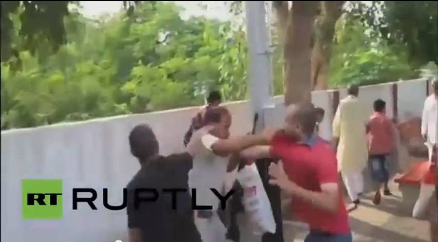 بالفيديو - الهند: ركاب قطارينهالون بالضرب المبرح على شرطي تحرش بإمرأة