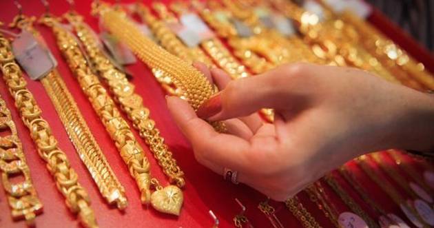 أسعار الذهب تصعد مع تفاقم خسائر الدولار