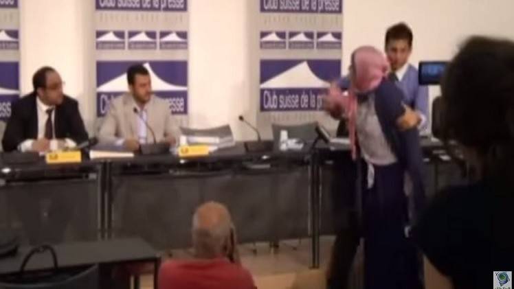 بالفيديو.. امرأة ترشق رئيس وفد الحوثيين إلى جنيف بحذاء