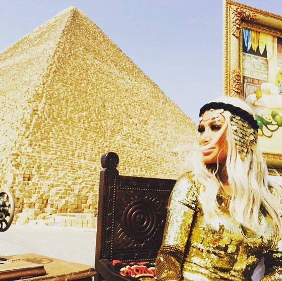 بالصور - مايا دياب بإطلالة كليوباترا وتسبب زحمة في شوارع القاهرة