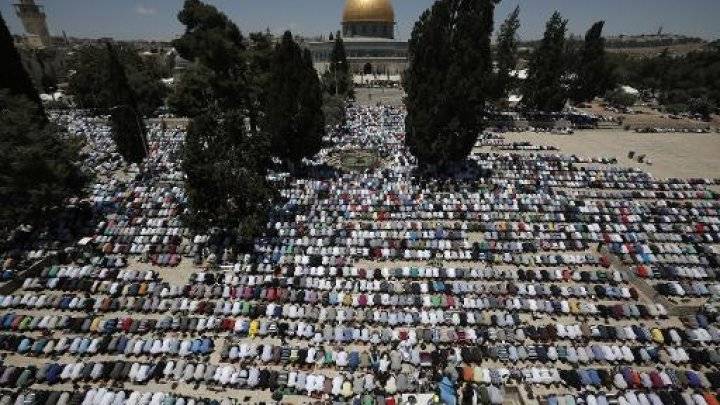 عشرات الالاف يصلون في المسجد الاقصى