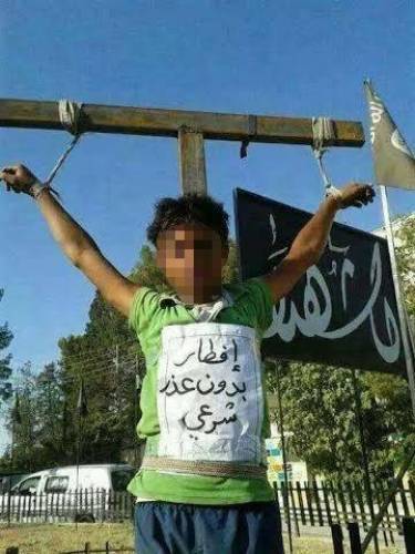 "داعش" يصلب طفلين في تهمة “الإفطار في رمضان”
