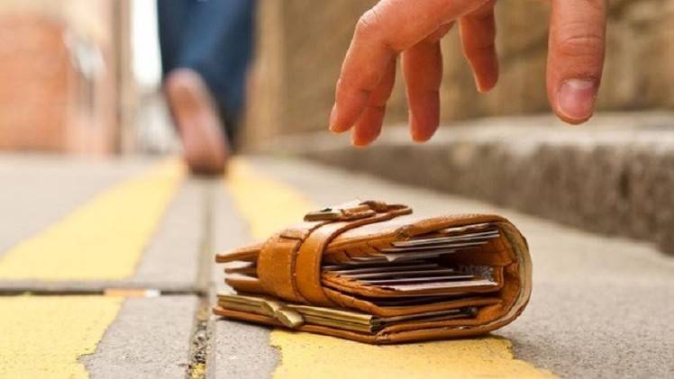 مشرد يعيد محفظة نقود إلى صاحبتها