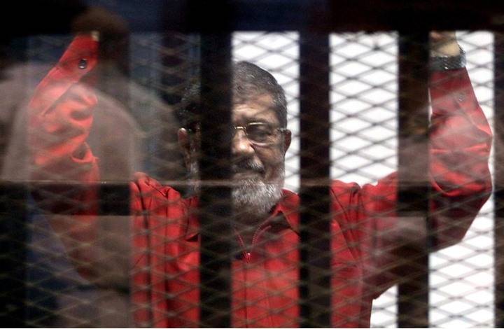 لأول مرة.. مرسي يظهر بزي الإعدام الأحمر