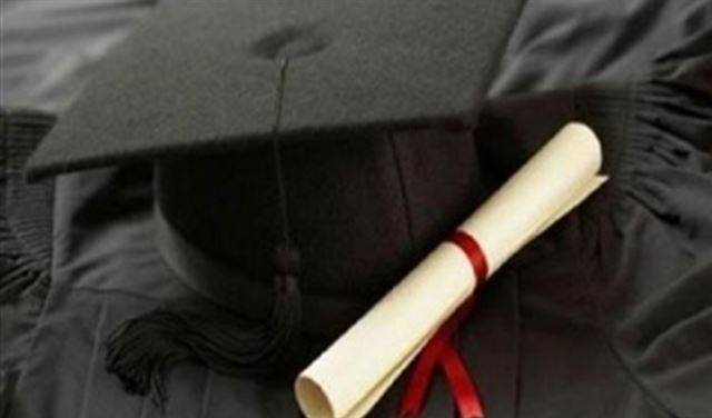 زوجان في الـ90 يتخرجان من مدرسة ثانوية
