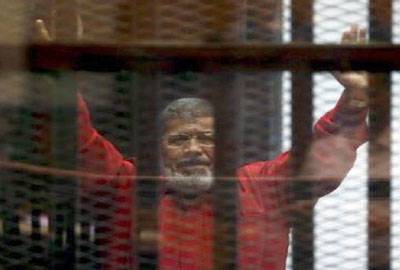 مرسي باللباس الاحمر