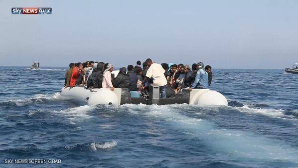 سفينة بريطانية تنقذ مهاجرين وتنقلهم لإيطاليا