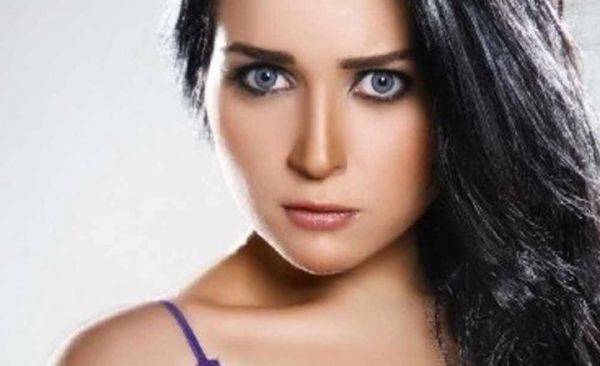 مي عز الدين تزيد من حيرة جمهورها