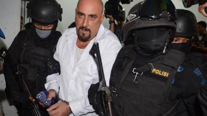 هولاند يتعهد السعي لانقاذ فرنسي محكوم بالاعدام في اندونيسيا