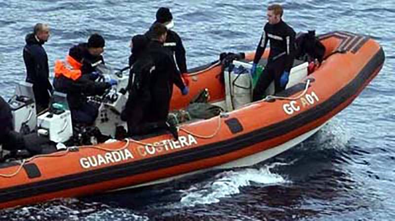 خفر السواحل في تركيا أنقذوا 60 مهاجرا سوريا بعد انقلاب قاربهم ببحر إيجه