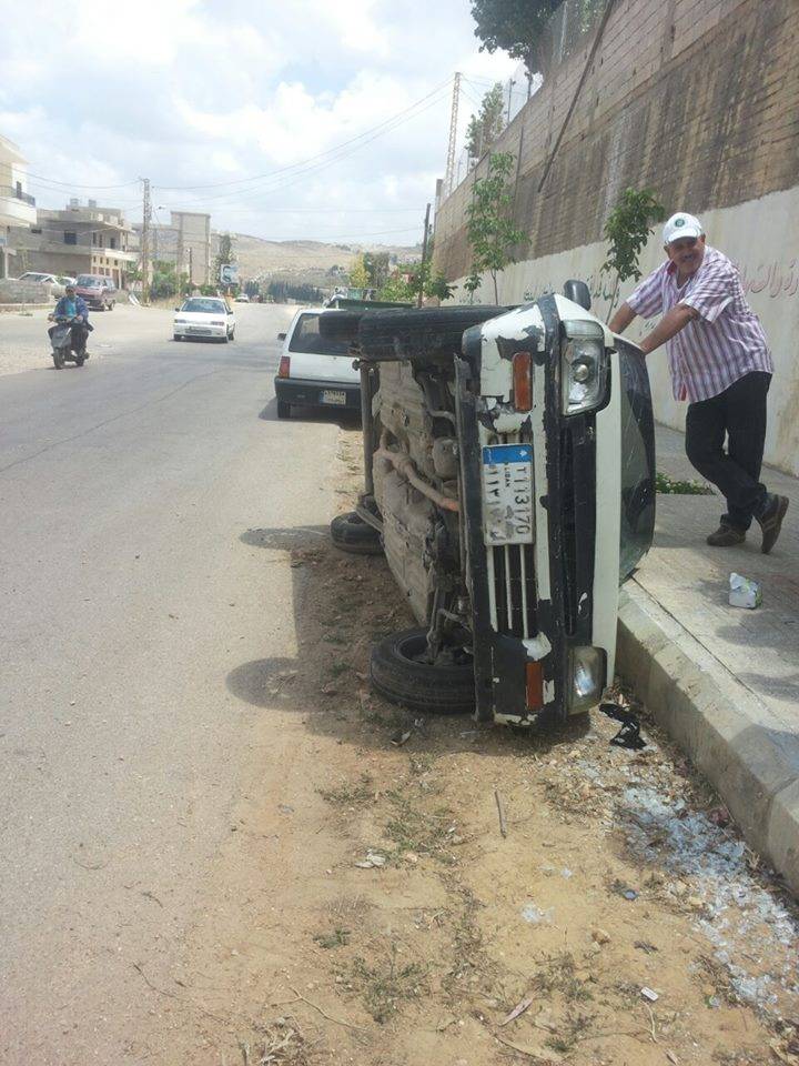 بالصورة نجاة مواطن بعد تدهور سيارته عند مدخل بلدة عبا في النبطية جراء وجود مادة المازوت على الطريق