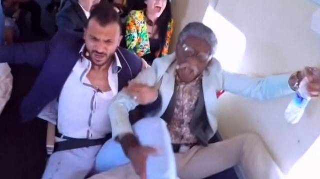 بالفيديو.. لاعب كرة القدم إبراهيم سعيد يضرب ركاب طائرة "رامز واكل الجو"