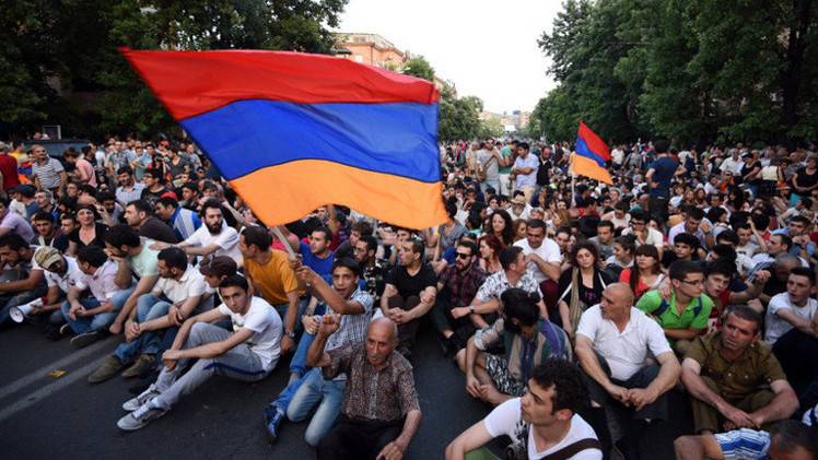 18 جريحا باشتباكات بين الشرطة والمتظاهرين في أرمينيا (فيديو)