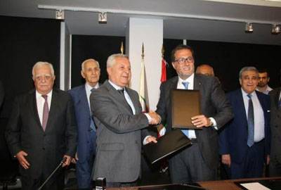 من اجل الوقوف صفا واحدا مع الجامعة اللبنانية
شقير وقع والسيد حسين اتفاق تعاون مع اللبنانية
لاقامة دورات تدريبية في غرف التجارة