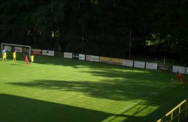 بالفيديو: لاعب يسجل “هدف العام” من ركلة ركنية