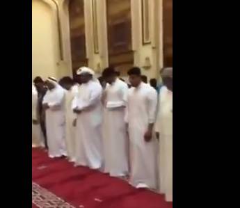 بالفيديو مصلون سنة وشيعة يصلون في مسجد الصادق بعد التفجير