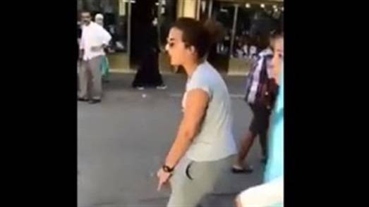 شاهد ماذا فعلت فتاة مع رجل وصف ملابسها بعدم الاحتشام