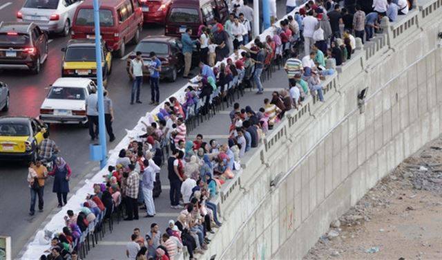 بالصور.. مصر تدخل "غينيس" بأطول مائدة طعام في العالم