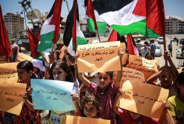 أطفال غزة ينظمون وقفة تنديدا بمنع الاحتلال وصول سفن "أسطول الحرية 3"