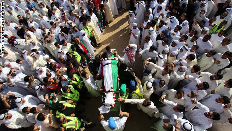 الكويت.. الآلاف يشيعون ضحايا تفجير "الإمام الصادق" بينهم الفنان عبدالحميد الرفاعي