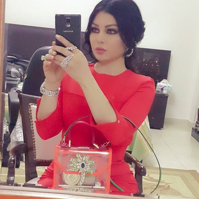 بالصورة - هيفا وهبي تحيي جمهورها بـ"سيلفي"
