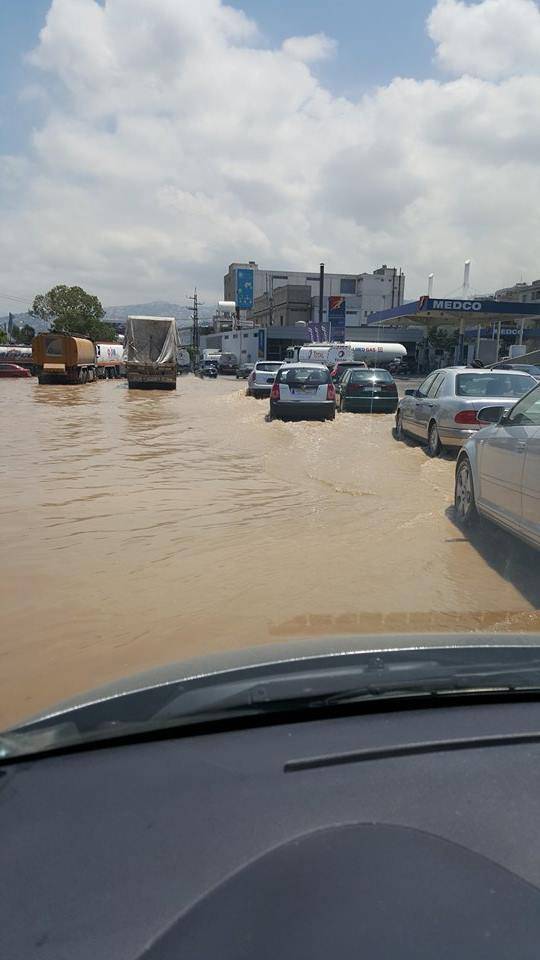 زحمة سير خانقة على الطريق البحرية من بيروت إلى جونية بسبب غرق الطريق بالمياه
