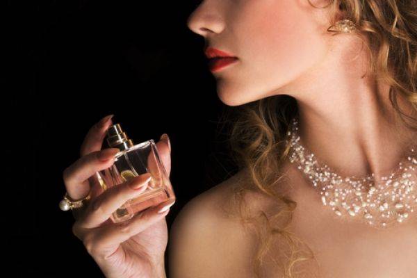 انتبهوا... لا تفعلوا هذه الأمور عند رشّ العطر!