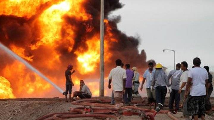 حريق في مصفاة عدن جراء قصف المتمردين للميناء