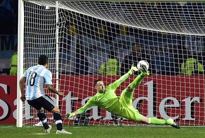 كوبا أميركا في كرة القدم : ضربات الترجيح
تبتسم للأرجنتين على حساب كولومبيا (5-4)