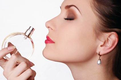 انتبهوا... لا تفعلوا هذه الأمور عند رشّ العطر!