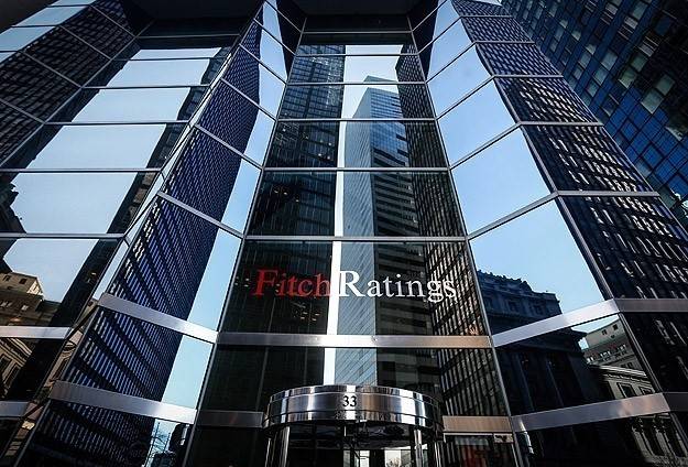 فيتش تخفض التصنيف الائتماني طويل الأمد لليونان