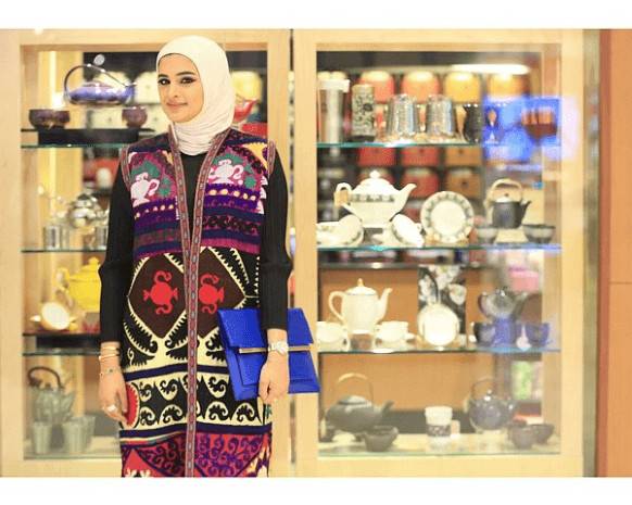 الأكسسوارات الملائمة مع قفطان متعدد الألوان