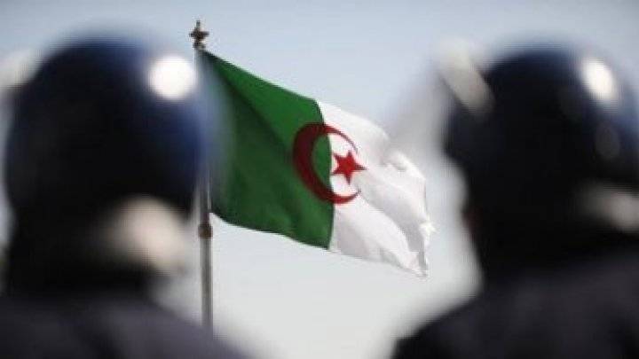 توقيف جزائريين اثنين حاولا تهريب نصف مليون يورو في زوجي نعال إلى تركيا