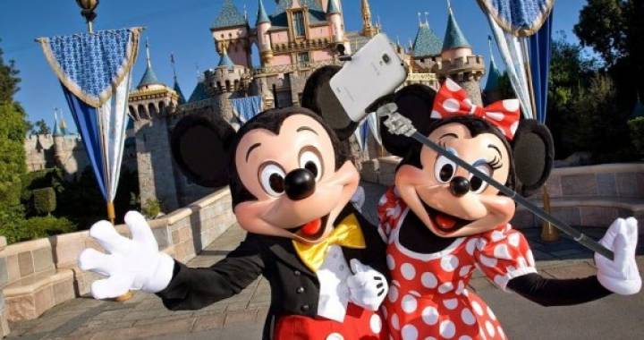 عصا "السيلفي" ممنوعة في Disney